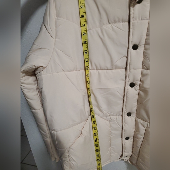 Stylish Men's Beige Puffer Jacket - Picture 12 of 15
